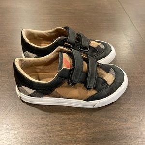 Burberry kids shoes. Unisex.